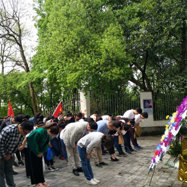 市古鎮(zhèn)公司黨支部聯合石獅埠街道組織開展清明掃墓活動