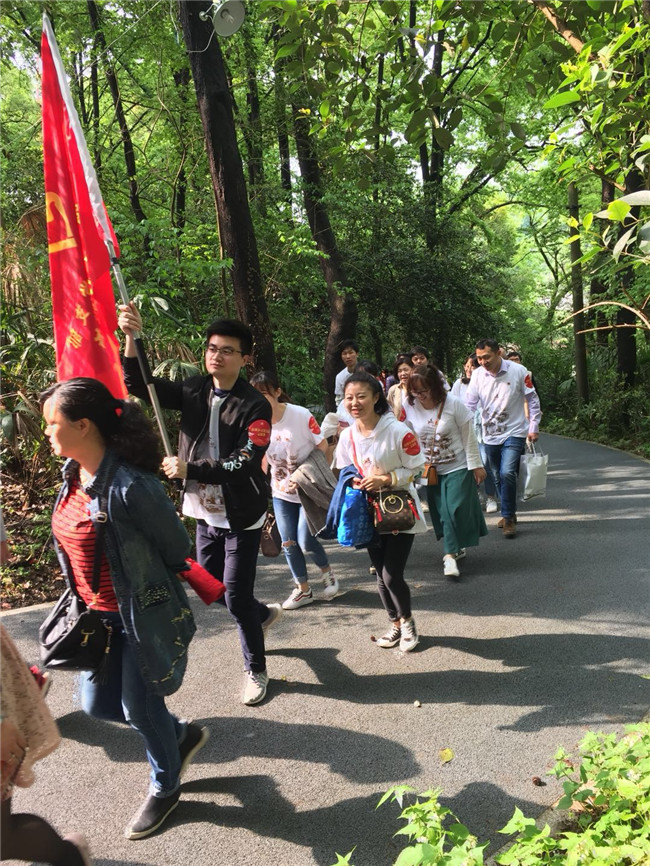 市古鎮(zhèn)公司黨支部聯合石獅埠街道組織開展清明掃墓活動