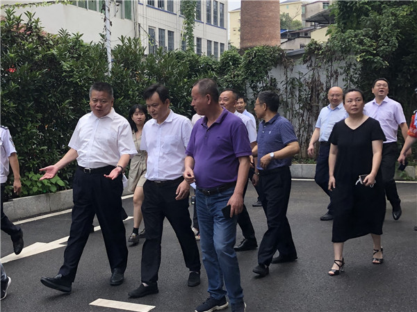 市領(lǐng)導(dǎo)調(diào)研市中心城區(qū)停車場建設(shè)工程并召開座談會