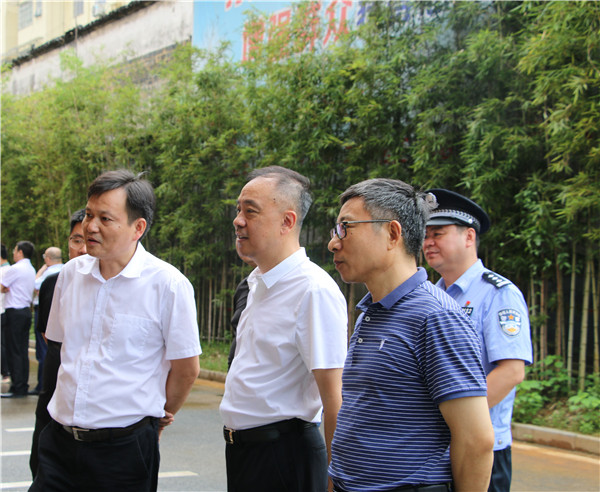 市領(lǐng)導(dǎo)調(diào)研市中心城區(qū)停車場建設(shè)工程并召開座談會