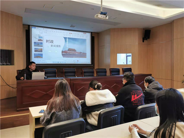 市古鎮(zhèn)投資公司舉辦新聞宣傳攝影技巧專題培訓(xùn)會(huì)