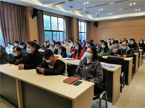 市古鎮(zhèn)投資公司舉辦新聞宣傳攝影技巧專題培訓(xùn)會(huì)