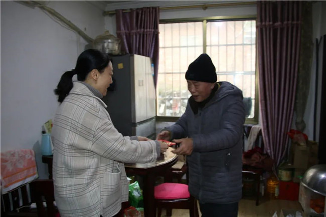 市古鎮(zhèn)投資公司工會(huì)領(lǐng)導(dǎo)走訪慰問困難職工