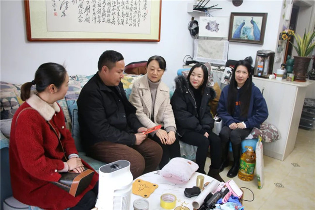 市古鎮(zhèn)投資公司工會(huì)領(lǐng)導(dǎo)走訪慰問困難職工