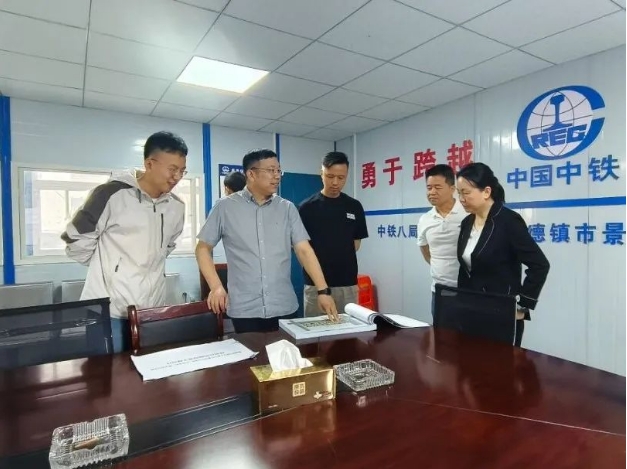 市古鎮(zhèn)投資公司黨總支書記、董事長周長根帶隊調(diào)研古鎮(zhèn)學(xué)府小區(qū)建設(shè)項目