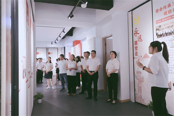 市古鎮(zhèn)投資公司黨委開展“黨建引領(lǐng)新征程，古鎮(zhèn)同心再出發(fā)”活動(dòng)